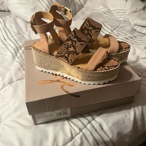 Snake print flatform sandals!